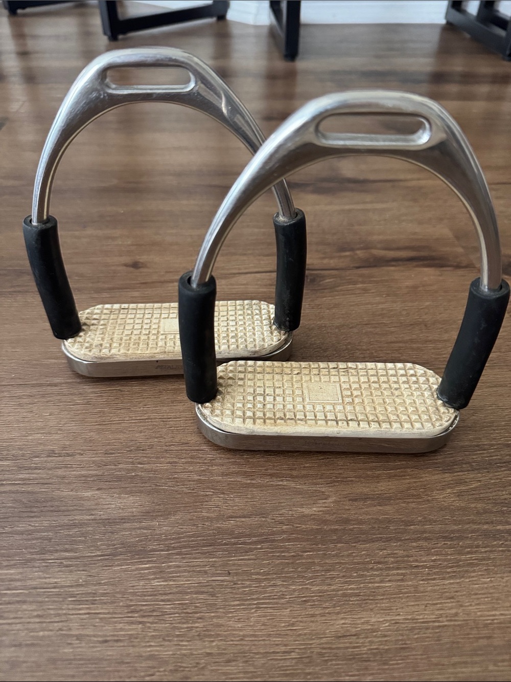 🐴 Korsteel 4 3/4" Flexible Fillis Stirrup Irons 🐴
